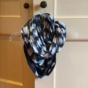 LuluLemon grey patterned Infiniti scarf